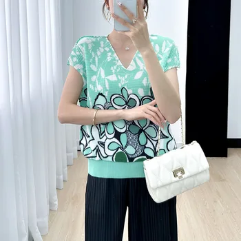 Miyake Плиссированный топ для женщин, летняя новинка 2023, Свободная универсальная плиссированная футболка с V-образным вырезом и принтом в стиле ниши, женская